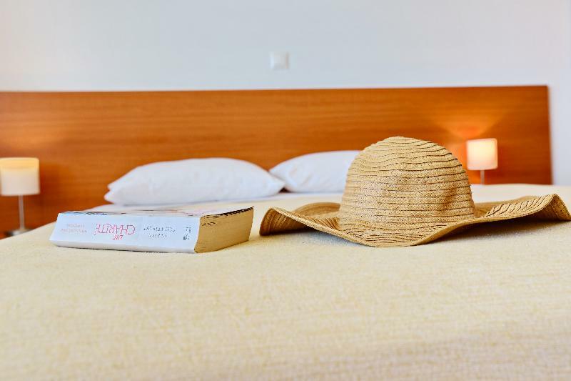 Aparthotel Helena Christina 3*